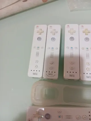 Lote 4 Mandos Wii + 1 Mando Negro