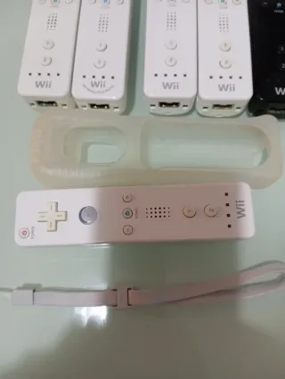 Lote 4 Mandos Wii + 1 Mando Negro