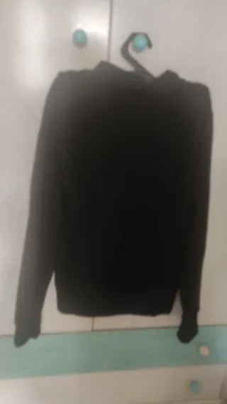 Sudadera negra con cremallera