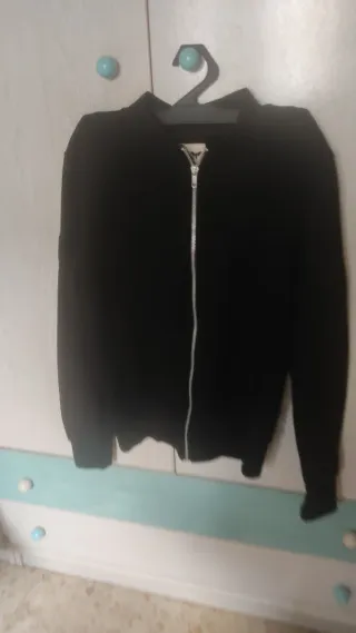 Sudadera negra con cremallera