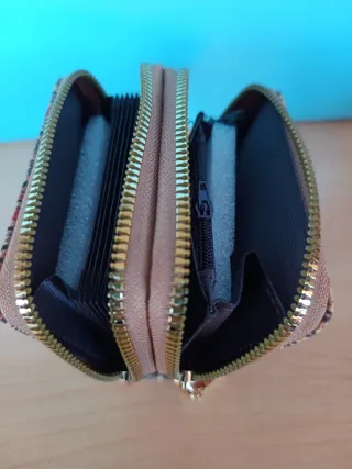 Cartera de corcho con estampado floral