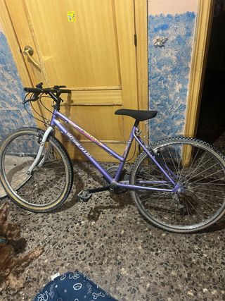 Bicicleta morada con marchas cambio por movil