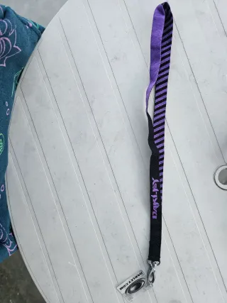 Chaveiro Oakley Lanyard Black/Purple Original.