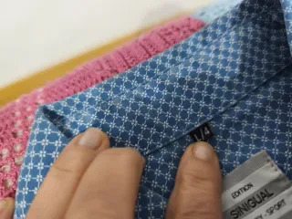 Camisa de hombre azul con estampado