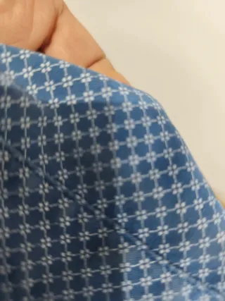 Camisa de hombre azul con estampado