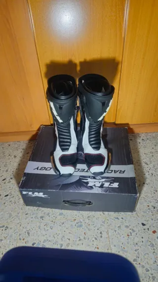 Botas Moto FLM Talla 41 Negras y Blancas