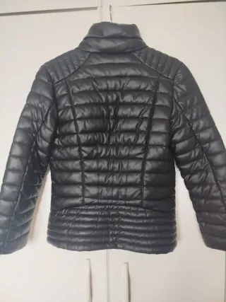 Chaqueta Guess acolchada negra mujer