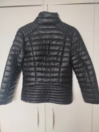 Chaqueta Guess acolchada negra mujer