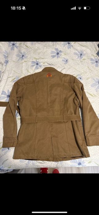 Cazadora marrón con cinturón
