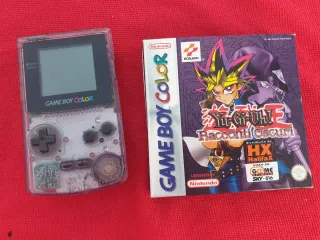 Game Boy Color con juego Yu-Gi-Oh!