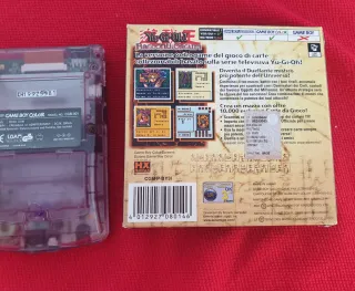 Game Boy Color con juego Yu-Gi-Oh!