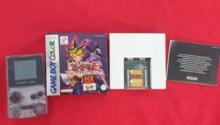 Game Boy Color con juego Yu-Gi-Oh!