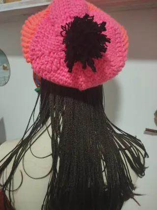 Berretto lavorato a maglia con pon-pon