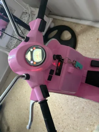 Vespa rosa de batería para niños