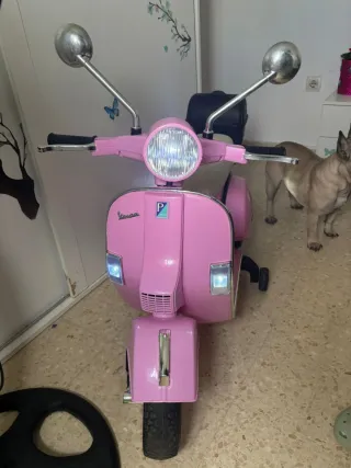 Vespa rosa de batería para niños