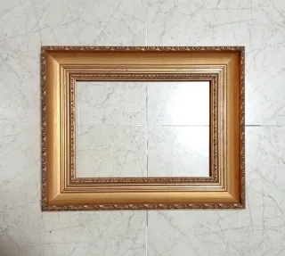 MARCO DE MADERA DORADO PARA CUADROS O ESPEJOS.