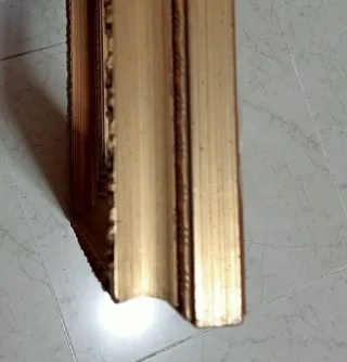 MARCO DE MADERA DORADO PARA CUADROS O ESPEJOS.