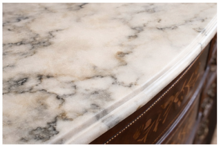 Cómoda antigua de madera con mármol