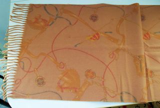 Sciarpa marrone con frange e spilla floreale