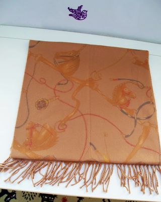 Sciarpa marrone con frange e spilla floreale