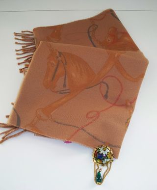 Sciarpa marrone con frange e spilla floreale