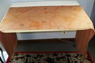 Sciarpa marrone con frange e spilla floreale