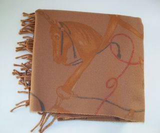 Sciarpa marrone con frange e spilla floreale