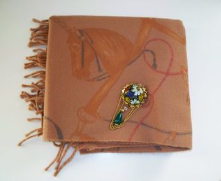 Sciarpa marrone con frange e spilla floreale