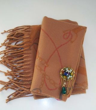 Sciarpa marrone con frange e spilla floreale