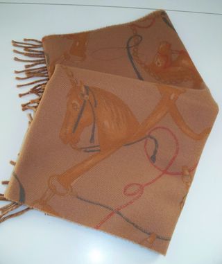 Sciarpa marrone con frange e spilla floreale