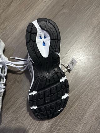 New Balance 740 Plata y Blanco