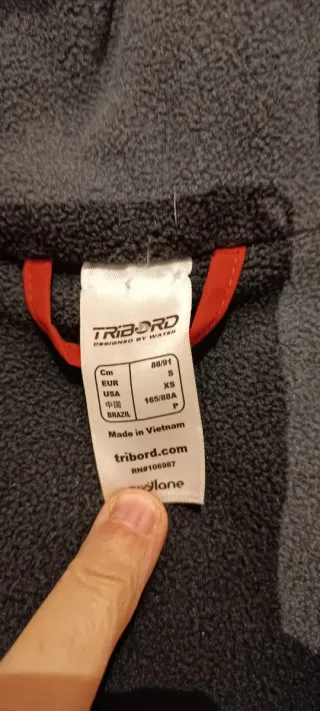 Chaqueta chubasquero roja y negra