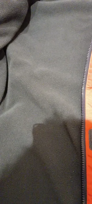 Chaqueta chubasquero roja y negra