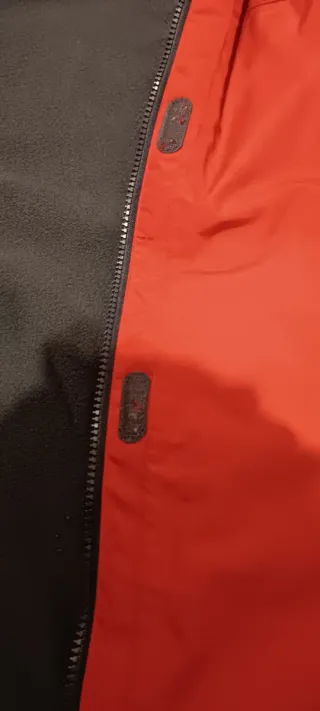 Chaqueta chubasquero roja y negra