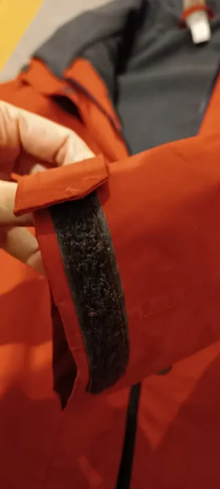 Chaqueta chubasquero roja y negra