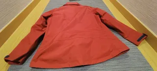 Chaqueta chubasquero roja y negra