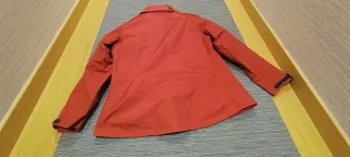 Chaqueta chubasquero roja y negra
