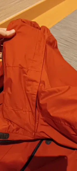 Chaqueta chubasquero roja y negra