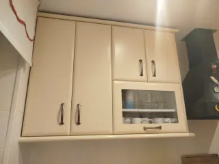 Muebles de cocina beige con puertas de cristal