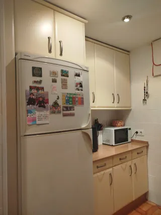 Muebles de cocina beige con puertas de cristal