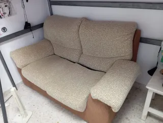 Sofá de tela beige y marrón