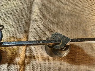 Antigua balanza romana de hierro