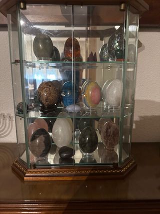 Vitrina expositora con huevos de piedra