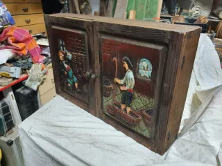 Antiguo pequeño armario de madera tallada