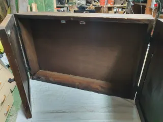 Antiguo pequeño armario de madera tallada