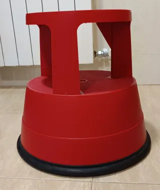 Taburete giratorio con ruedas rojo