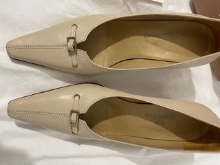 Zapatos Ferrarias punta tacón beige talla 35