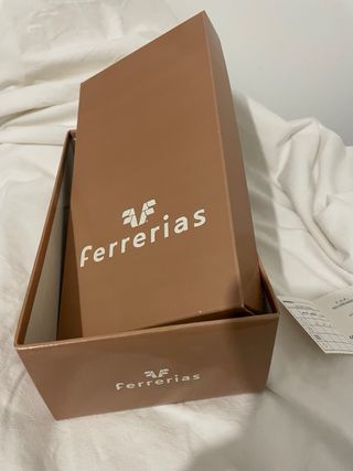 Zapatos Ferrarias punta tacón beige talla 35