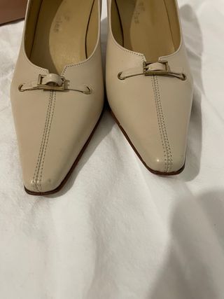 Zapatos Ferrarias punta tacón beige talla 35