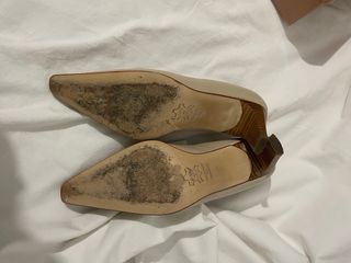 Zapatos Ferrarias punta tacón beige talla 35
